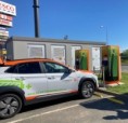 Retail Park Hradec Králové nově nabízí hned 12 dobíjecích stojanů pro elektromobily. Část stanic ČEZ výhledově vymění za ultrarychlé